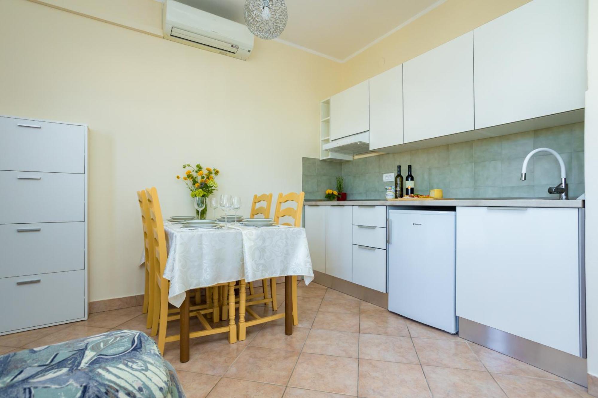 Apartments And Rooms Kod Keti Малинска Экстерьер фото