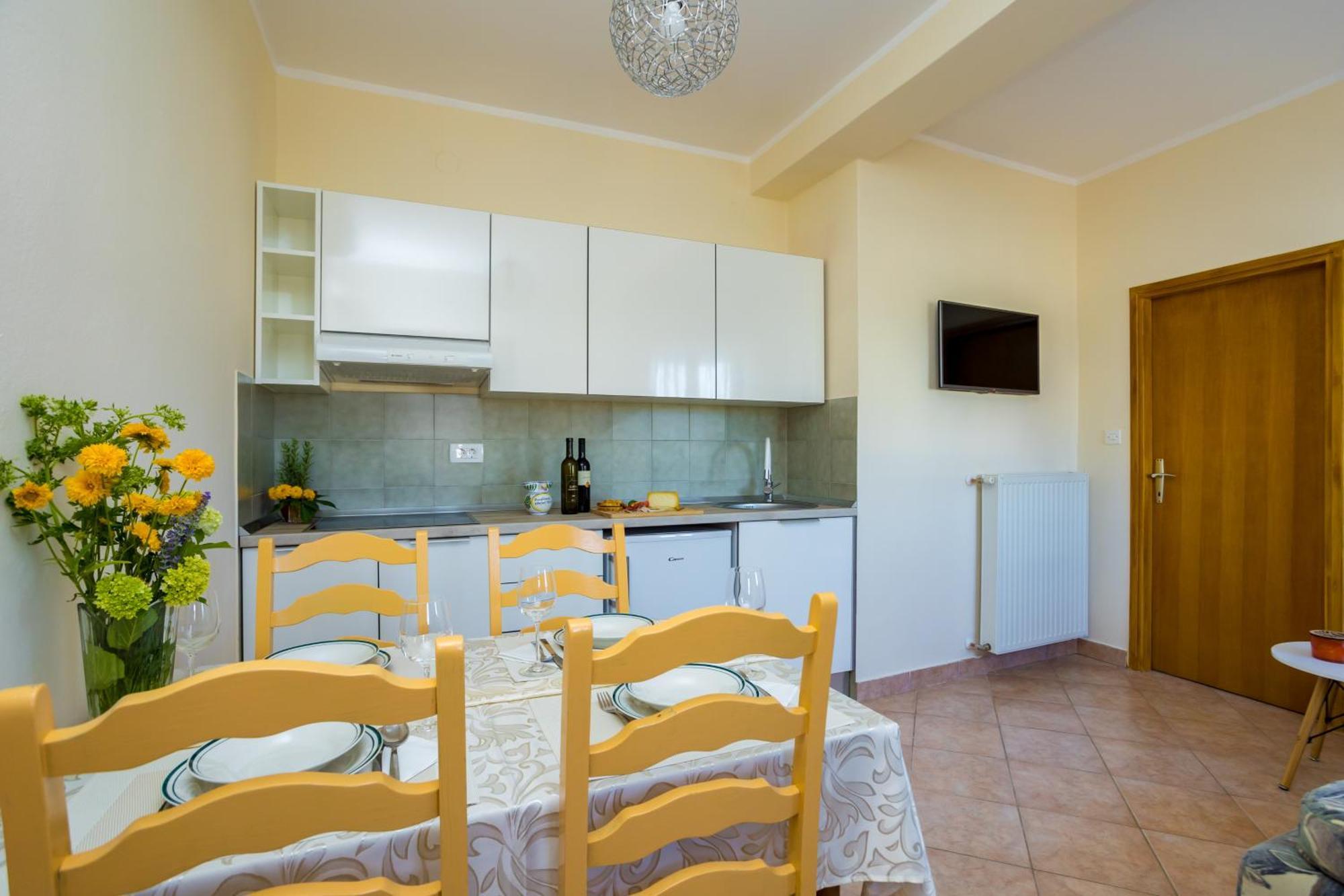 Apartments And Rooms Kod Keti Малинска Экстерьер фото