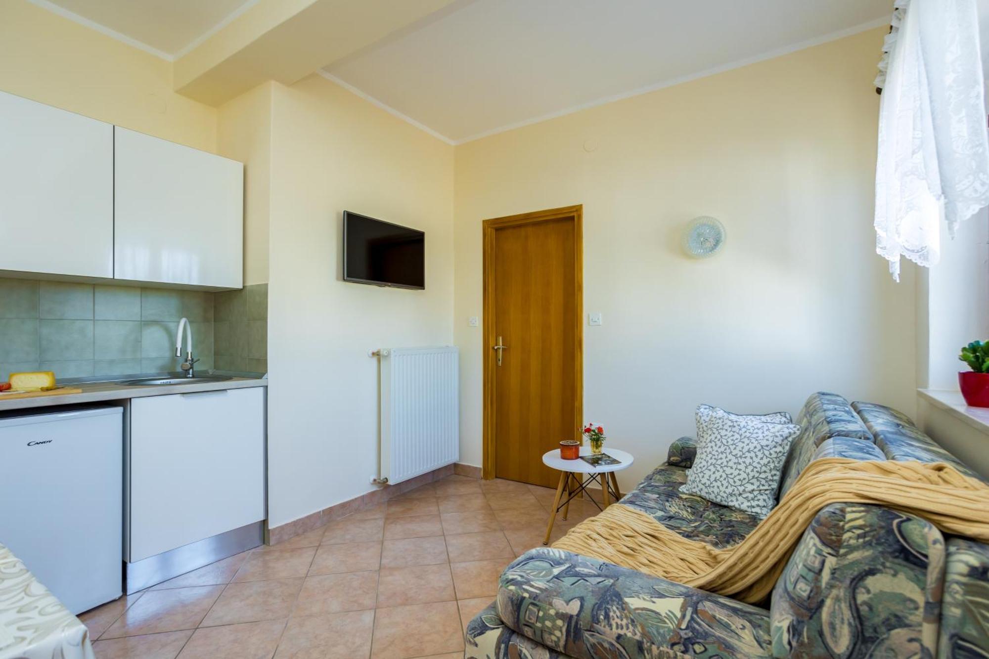 Apartments And Rooms Kod Keti Малинска Экстерьер фото