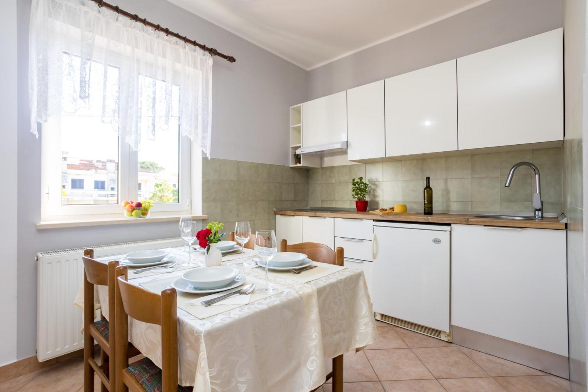 Apartments And Rooms Kod Keti Малинска Экстерьер фото