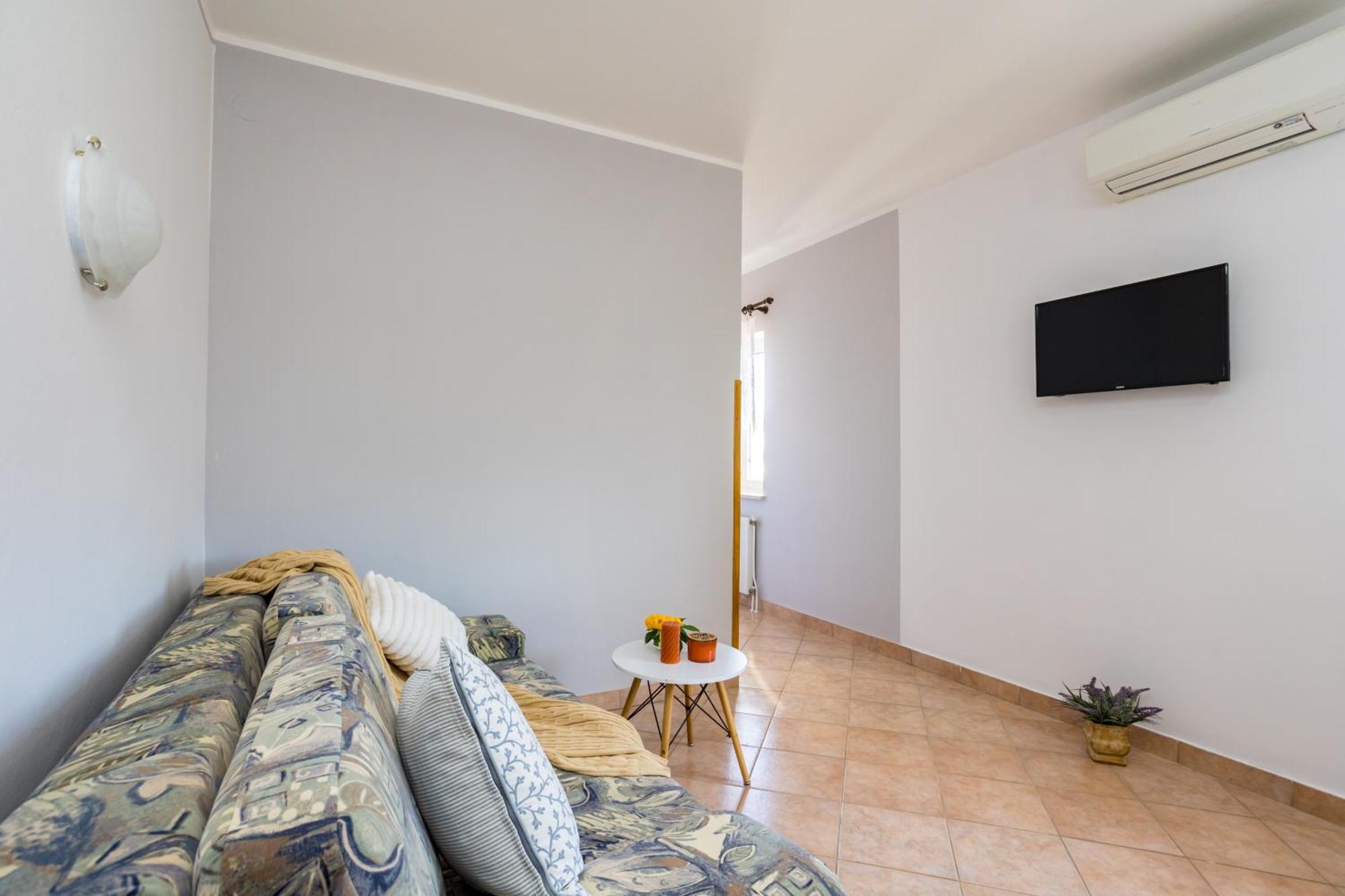 Apartments And Rooms Kod Keti Малинска Экстерьер фото
